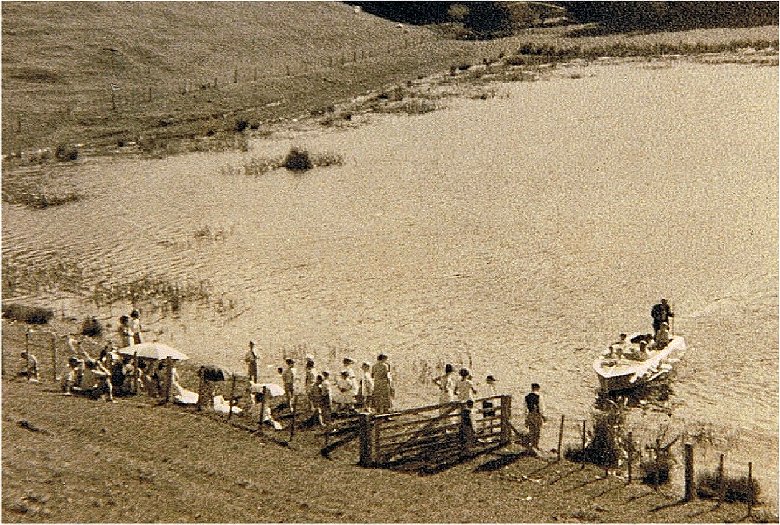 September 1957 - Speed Boat rides on lake Lake Te Rotokare.